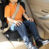 Garçon assis dans un siège auto avec ses pieds posés sur Footup