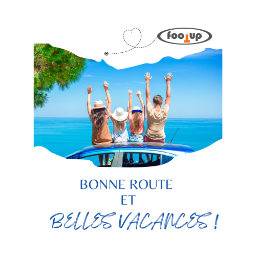 Famille FootUp famille de 4 personnes assis sur le toit d'une voiture les mains en l'air faces à la mer